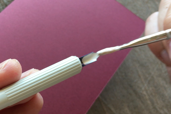 ニブに絵の具をつける