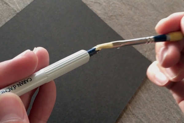 ニブに絵の具をつける