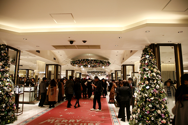 クリスマス時期の新宿伊勢丹店1Fフロア