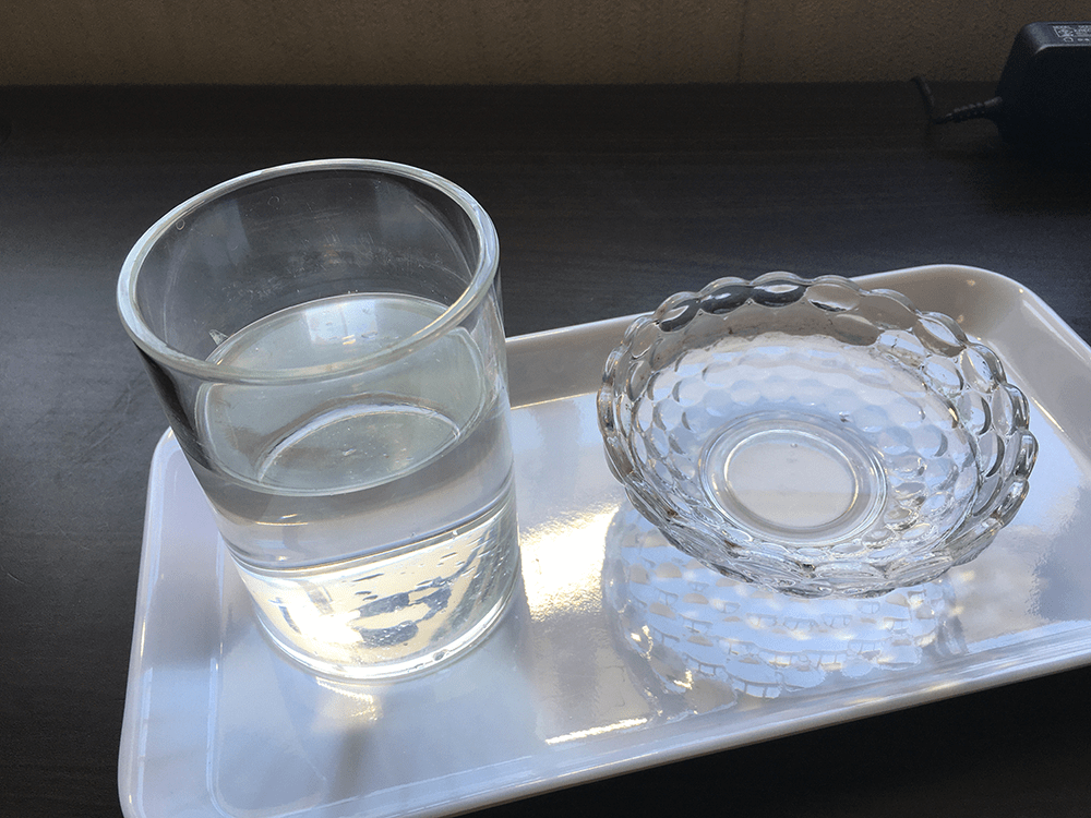 水の入った容器を2つ用意する