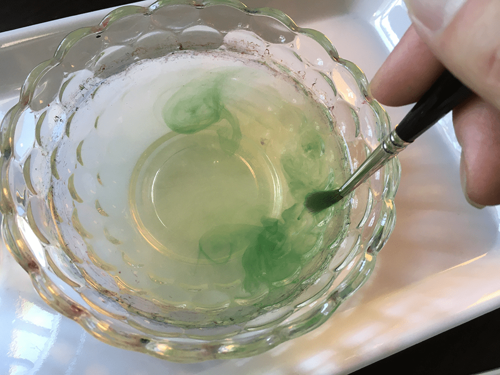 筆を水で洗う