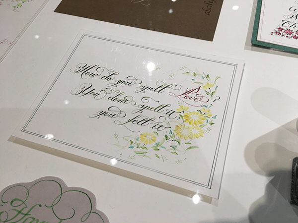 カッパープレート書体に花柄のデザイン