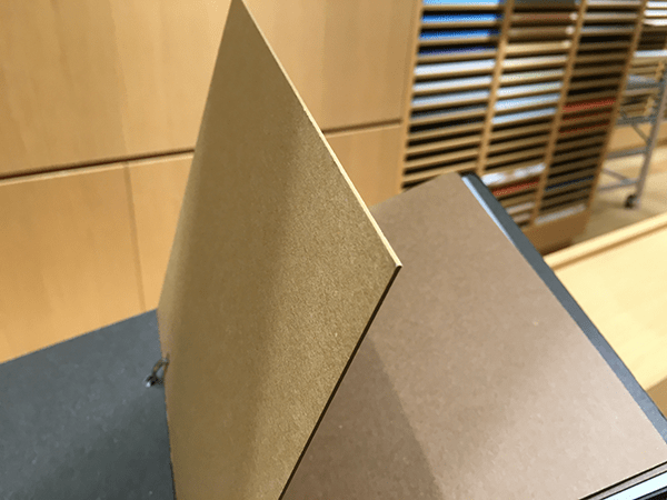 「厚い」紙がまとめられている