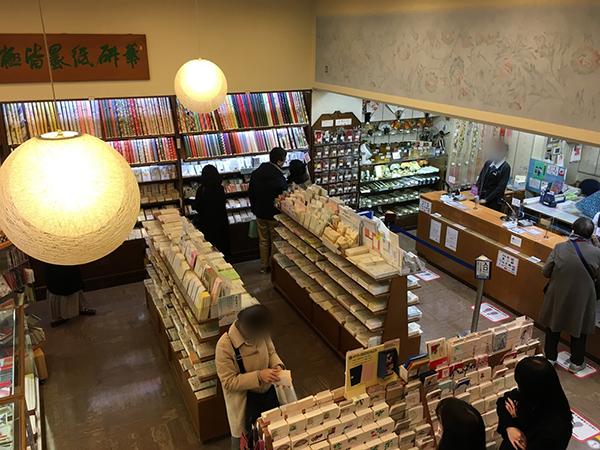 1F・文具がたくさん売ってます