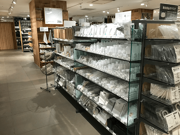 化粧水なんかの小分けボトルが売ってるコーナーに置いてます