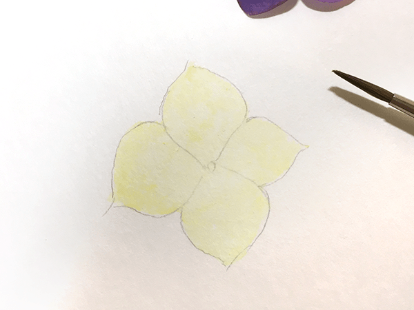 黄色で全体を塗ります