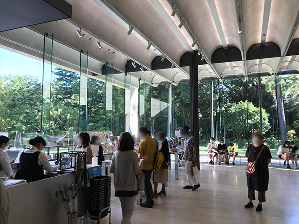 新館の物販スペース、展示は旧館と新館の両方で行われていました